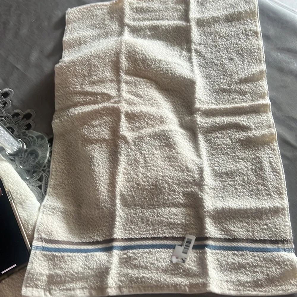 Steven’s 100% cotton cream hand towels